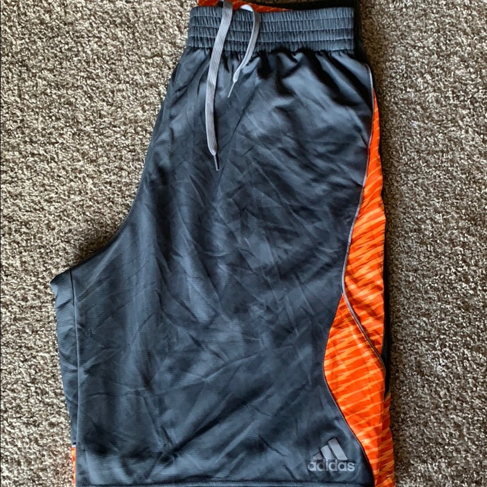 ❌SOLD❌Men’s Adidas basketball athletic shorts siz